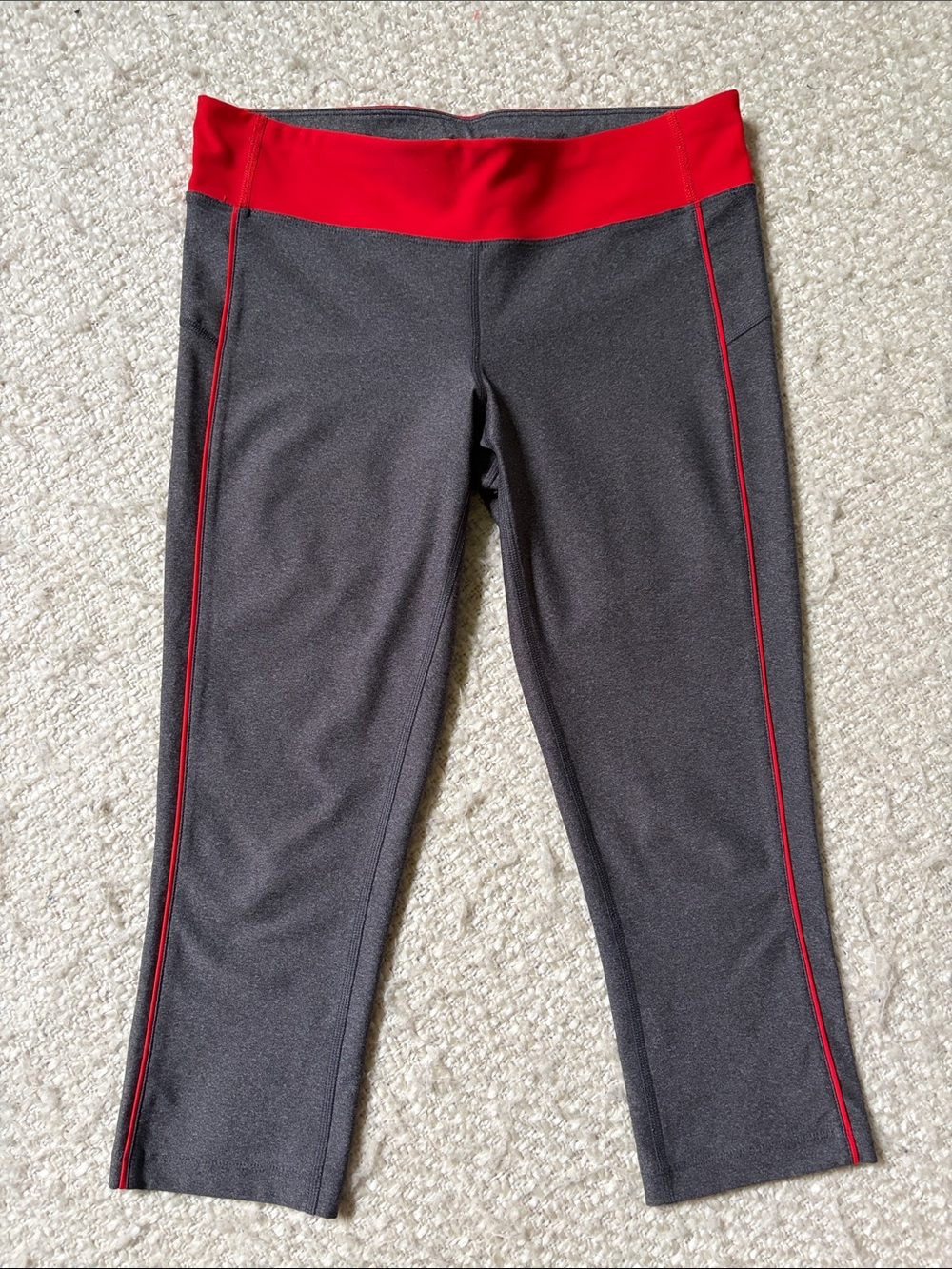 🏀 XERSION WOMENS SIZE SMALL GRAY & RED CROPPED ATHLETIC LEGGING
